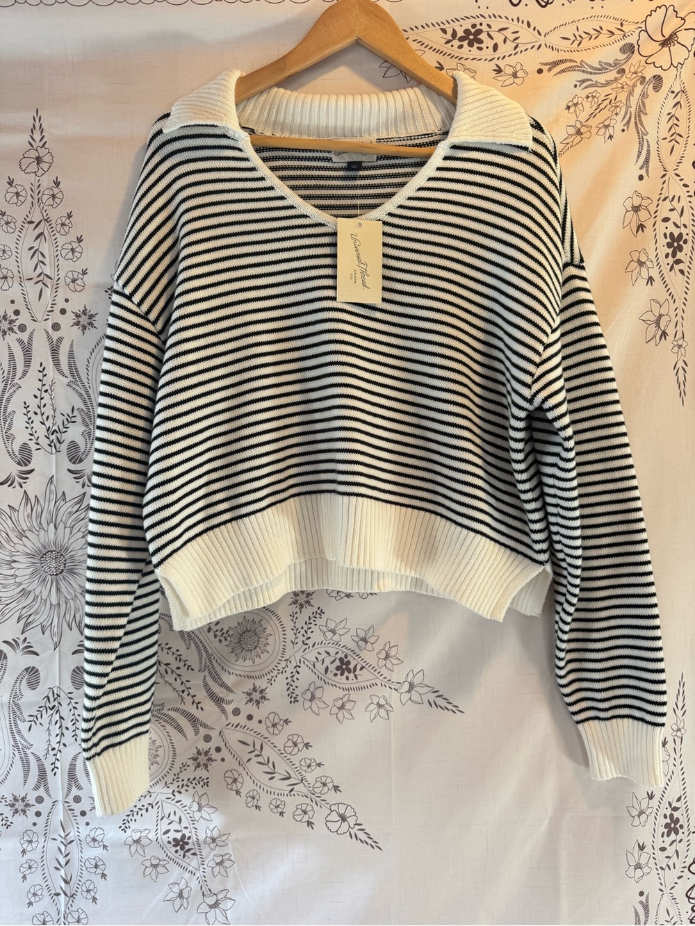 Universal Thread Black & White Striped V-Neck Sweater